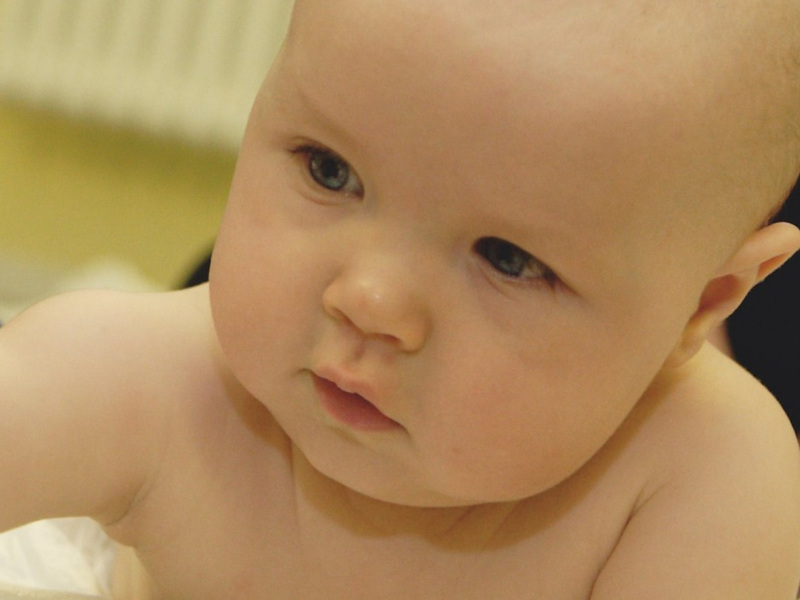 Baby entdeckt neugierig eine Spielanregung