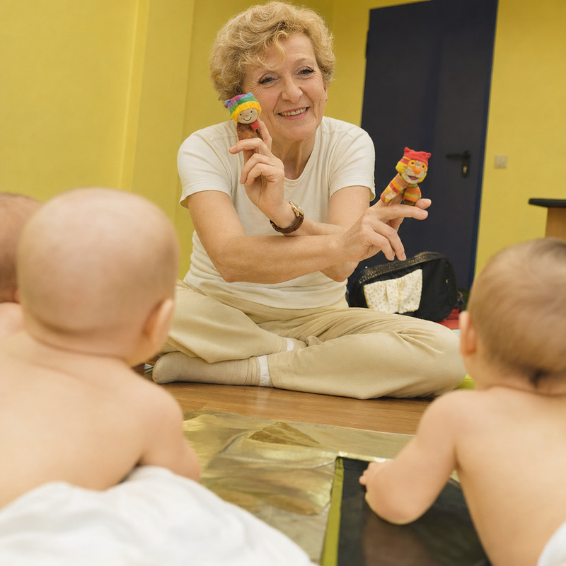 Wilma Latzko gestaltet eine Spielanregung mit zwei Babys